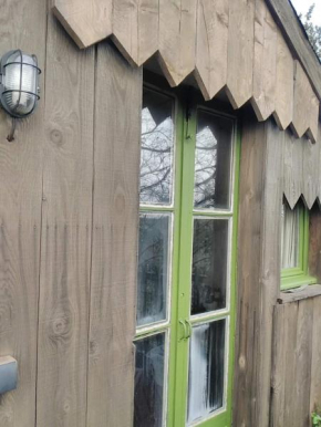 Cabane perchée de Lys dans les chênes verts et le micocoulier